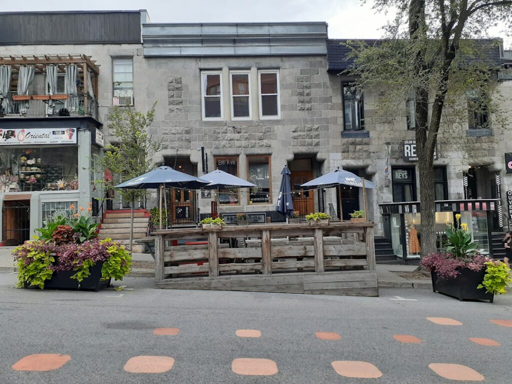 Outdoor dining in Montreal