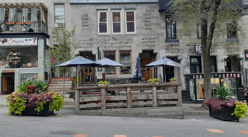 Outdoor dining in Montreal